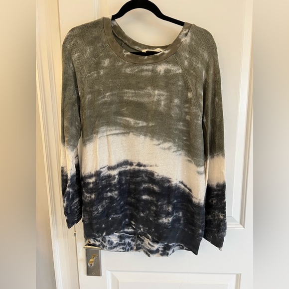 Gorgeous zipper detail in the back can be zipped or unzipped.  Beautiful colours - Picture 2 of 3